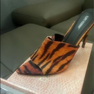 Never worn before. Color: Tiger